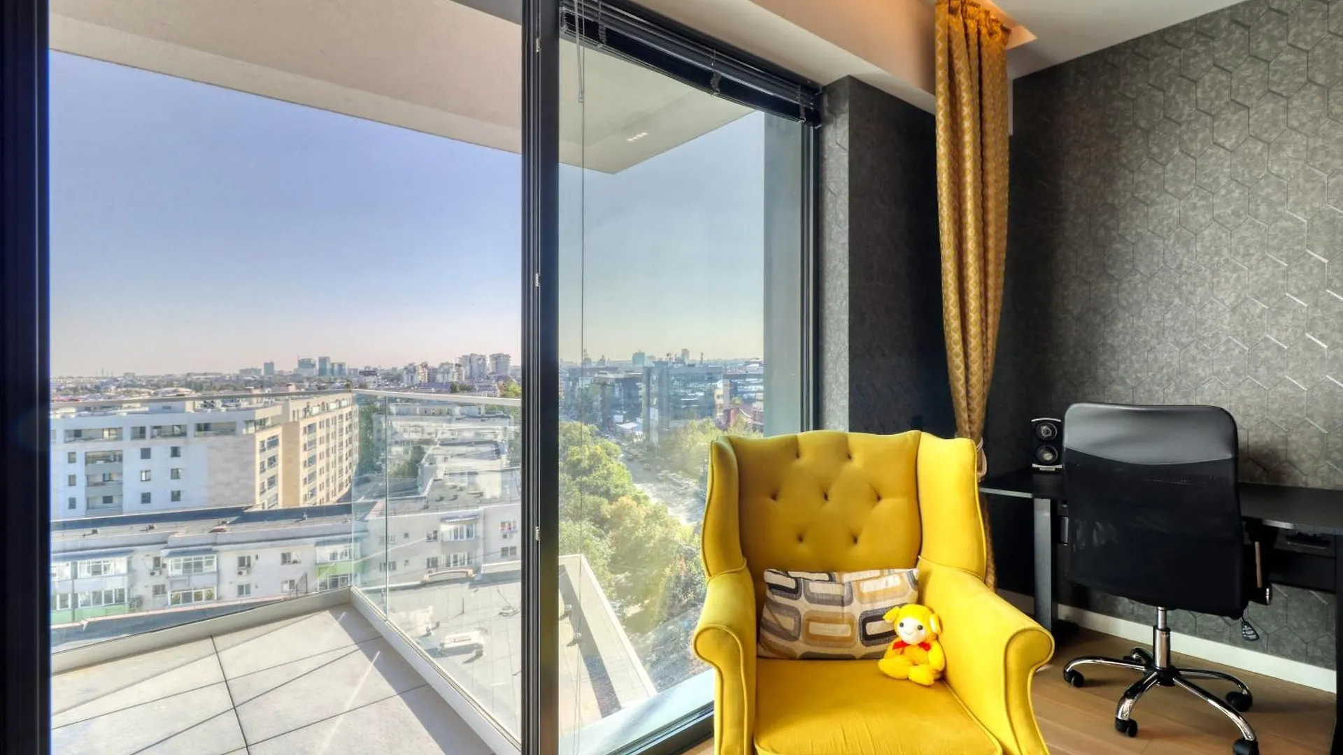 Prestige Views: Luxury Retreat Apartment Bucharest